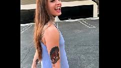 La pattinatrice tatuata vanessa vega fa skateboard e squirta in pubblico